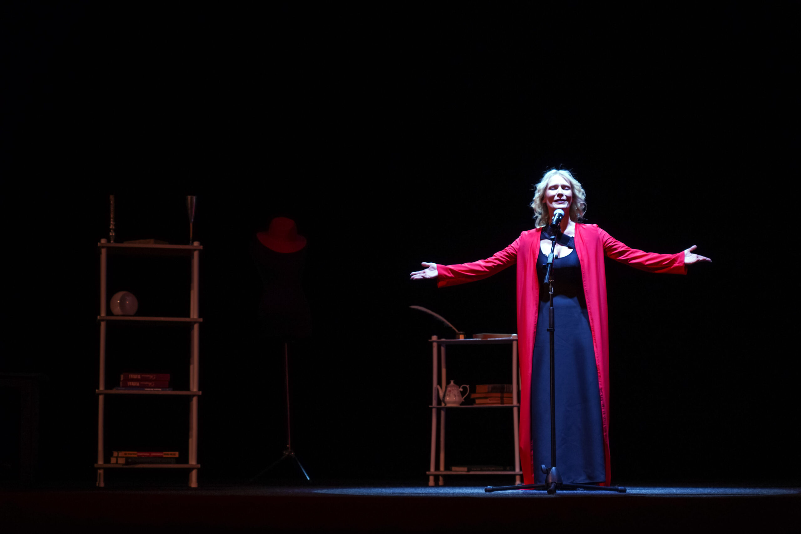 МАГИЯ ОДНОЙ АКТРИСЫ И ТРИНАДЦАТИ СУДЕБ: поэтический моноспектакль покорил комратчан