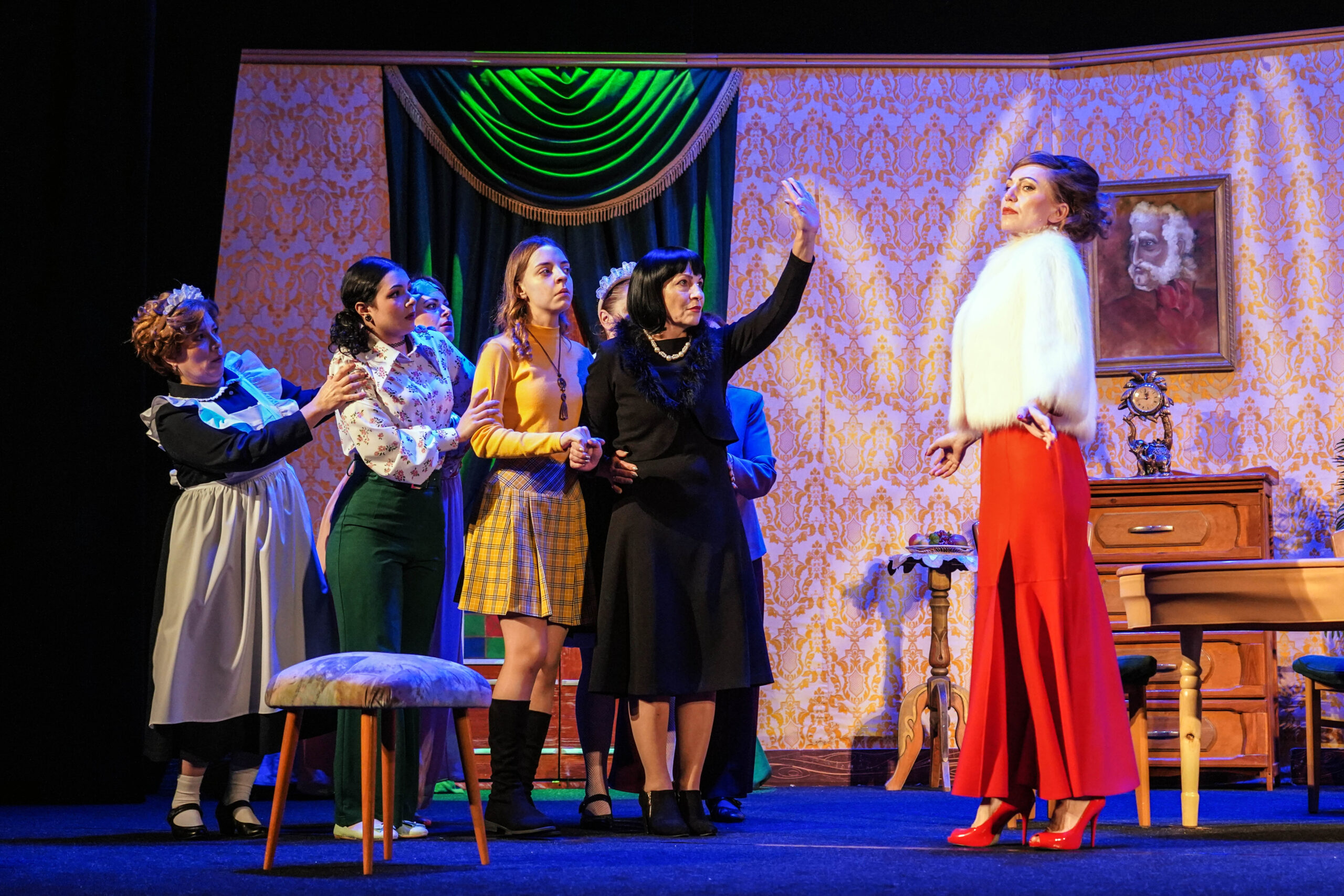 Идет подготовка к новой постановке. Спектакль «Восемь разгневанных женщин»